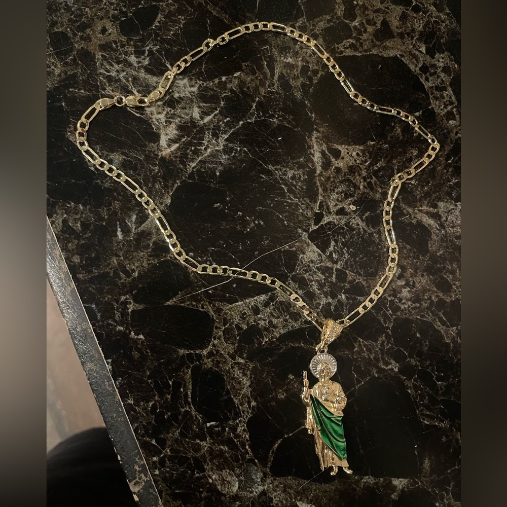 Gold chain with pendant
